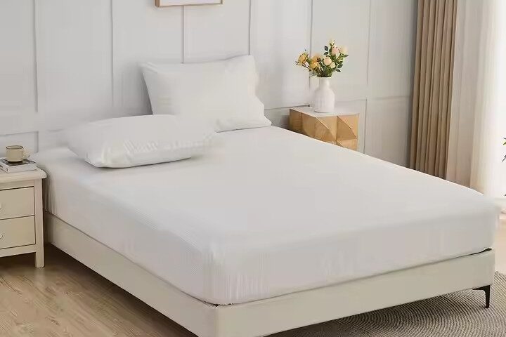 Breathable Skin-Friendly Fitted Sheet with Anti-Static Finish (1) Ultra-Soft Anti-Static Breathable Fitted Sheet for Bedroom