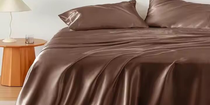 Silky soft microfiber bed sheet in modern design