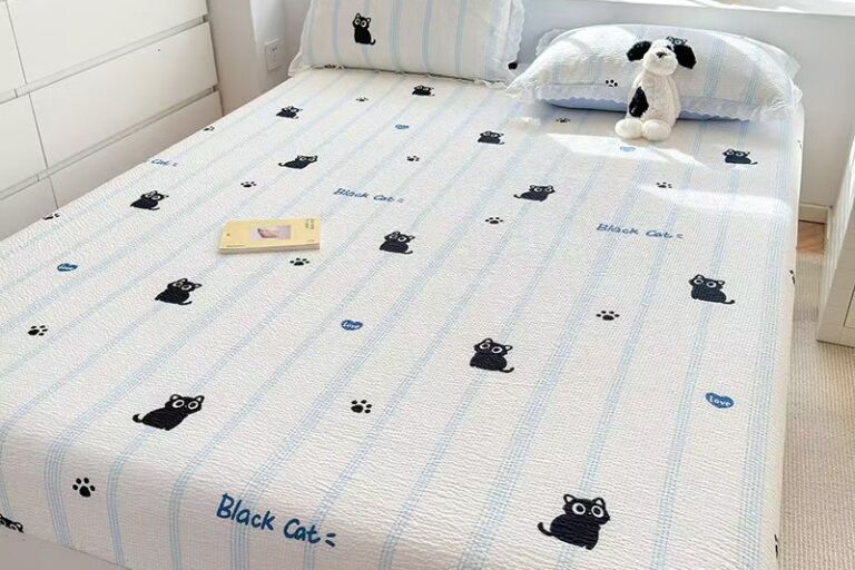 Cartoon non-slip double fitted sheet with reinforced elastic