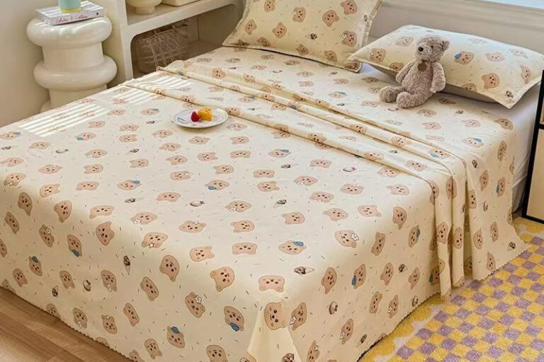 Cute soft dorm bed sheet designed for student bedding
