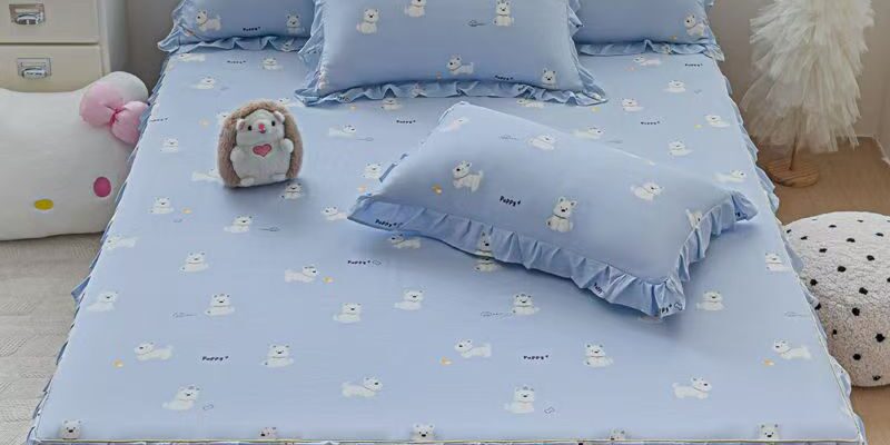 Washed cotton lace-trim fitted sheet in fresh minimalist style