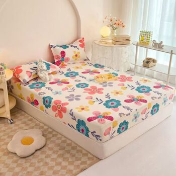 Stylish soft washed cotton fitted sheet with clean design