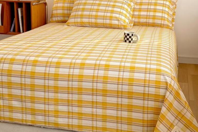 Minimalist Cotton Plaid Bed Sheet (7) Soft minimalist cotton plaid bed sheet in breathable fabric