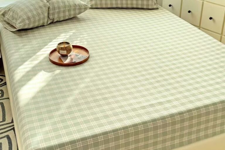 Minimalist striped and checked fitted sheet with fresh soft style