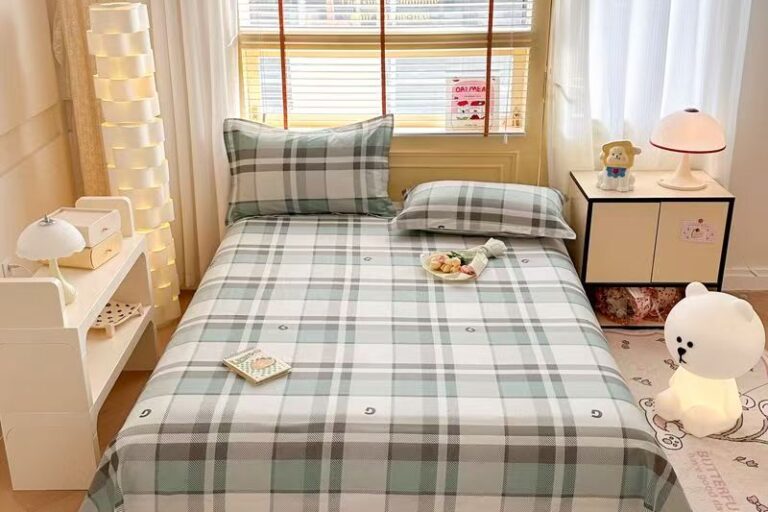 Pure Cotton Home Bed Sheet (5) Soft pure cotton bed sheet for home use, breathable design