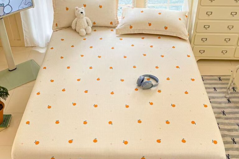 Pure Cotton Printed Non-Slip Fitted Sheet (1) Pure cotton non-slip printed fitted sheet for household bedroom use