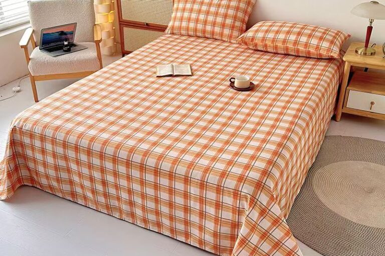 Simple Checkered Student Dorm Bed Sheet (3) Simple checkered breathable student dorm bed sheet
