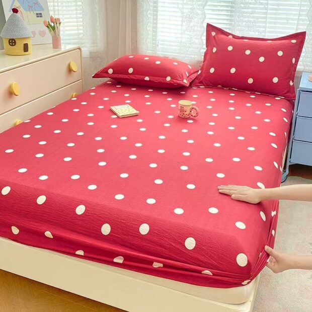 Soft breathable polka dot printed fitted sheet for home bedrooms