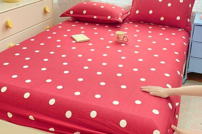 Soft breathable polka dot printed fitted sheet for home bedrooms