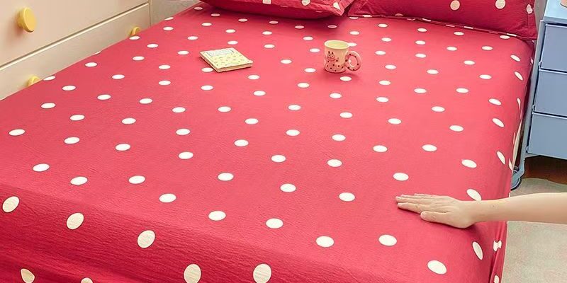 Soft breathable polka dot printed fitted sheet for home bedrooms