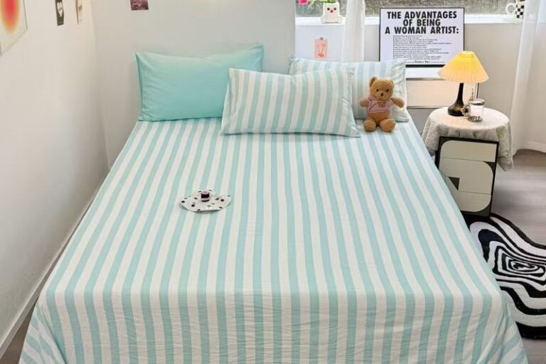 Striped Thickened All-Season Bed Sheet (2) Striped pure-color thickened all-season bed sheet for home use